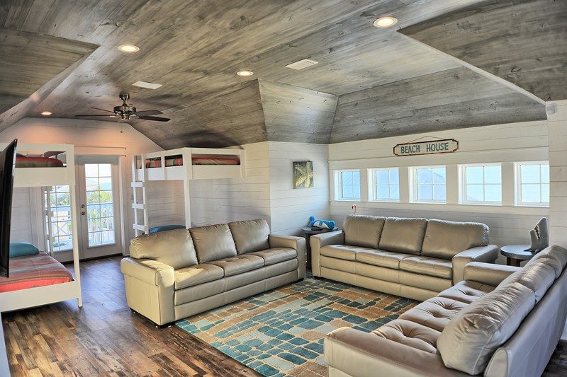 3rd-floor bunk lounge